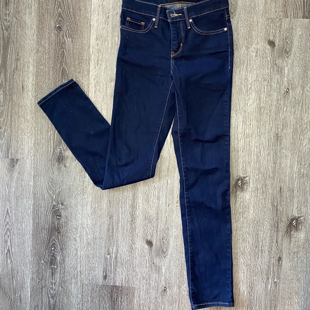 NWOT dark blue wash Levi’s 312 25 x 32 jeans